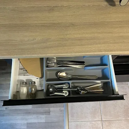 Ellivuori Suurempi Hotellihuone 24m2 Jaervinaekoealalla Hyvae Varustelu Appartement *